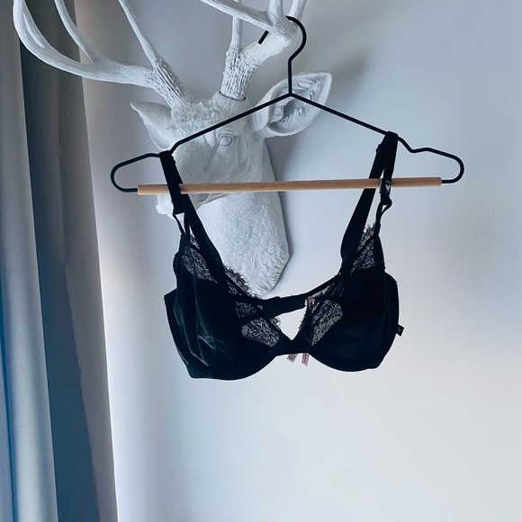 NWT 32DD VICTORIAS SECRET - Picture 1 of 2